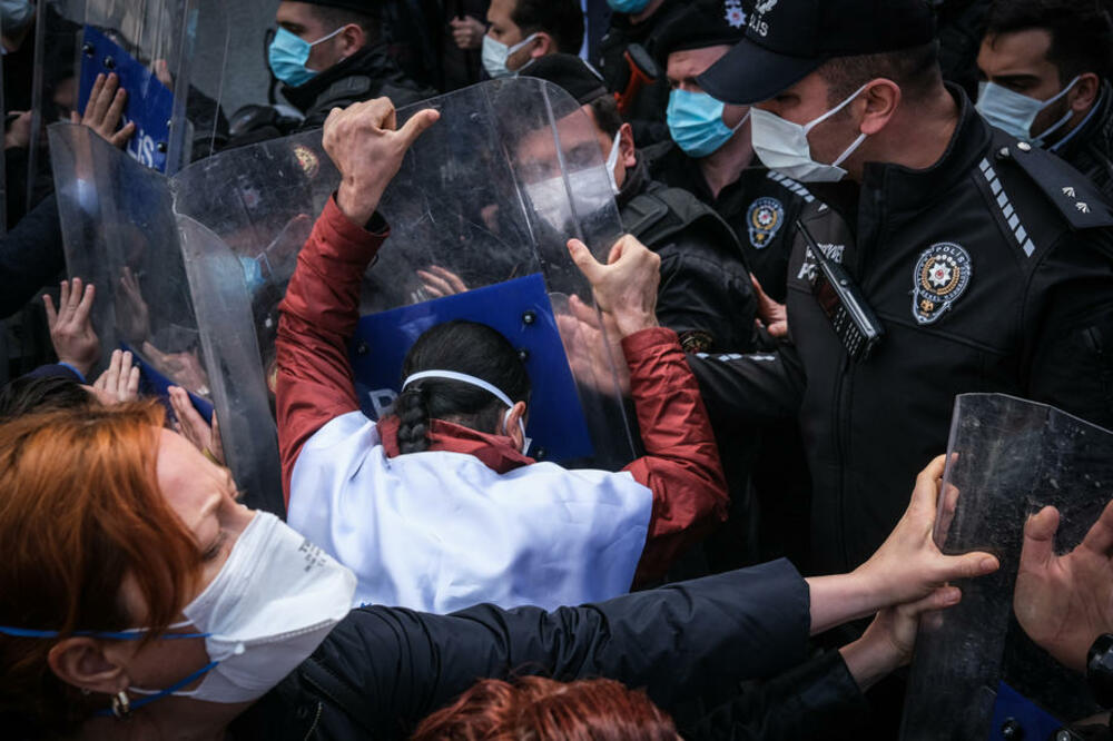 HAOS NA PRVOMAJSKIM PROTESTIMA U TURSKOJ: Policija bacala ljude na tlo, uhapšeno više od 200 demonstranata VIDEO