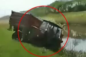 VEŽITE GA I NE DAJTE MU NI BICIKL! Pojavio se snimak prevrtanja traktora kod Bačkog Petrovca LJUDI SE KRSTE DOK GLEDAJU (VIDEO)