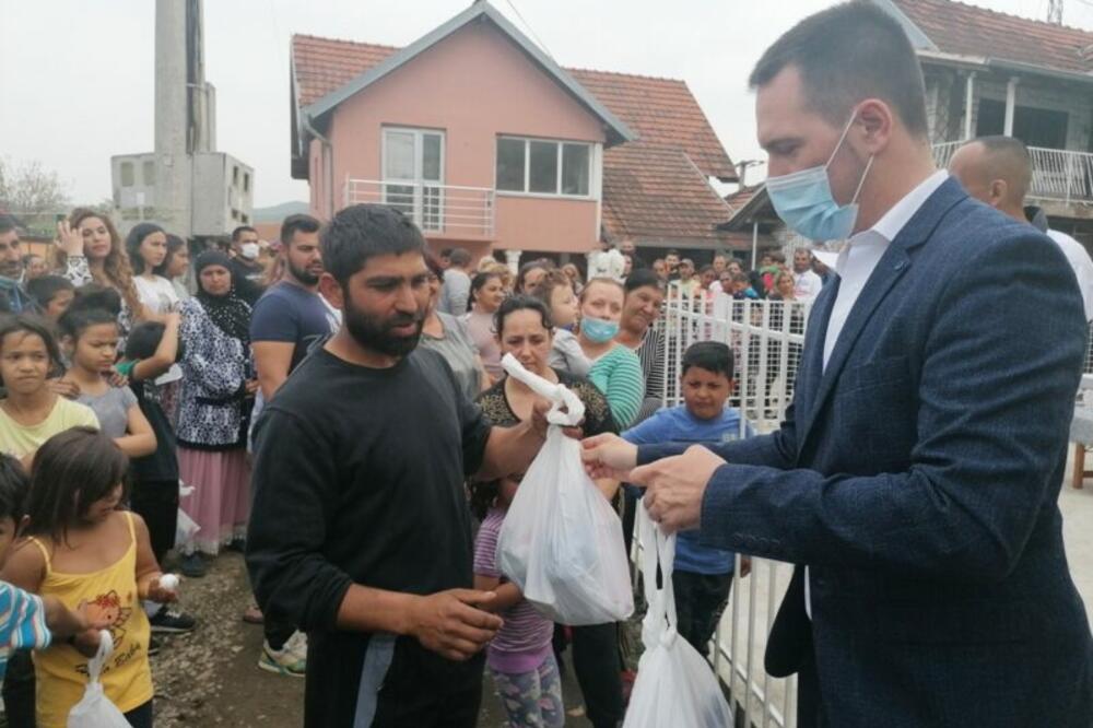 LEP GEST GRADA KRALJEVA: Vaskršnji paketići za romsku decu, obradovano 450 mališana