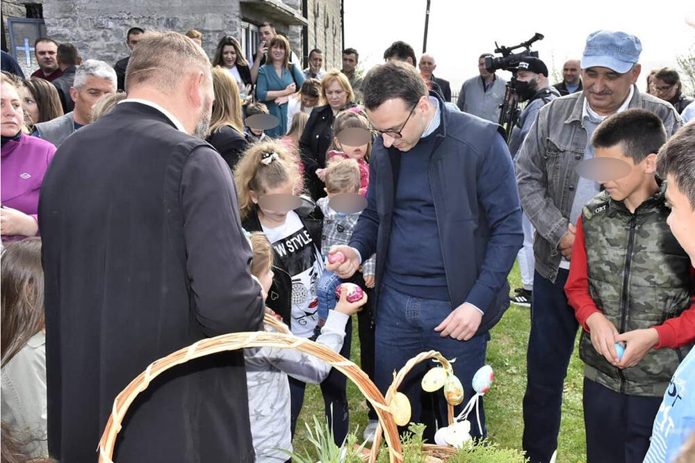 DIREKTOR KANCELARIJE ZA KIM NA USKRS SA SRBIMA U BABINOM MOSTU: Petković najmlađim vernicima podelio uskršnja jaja (FOTO)