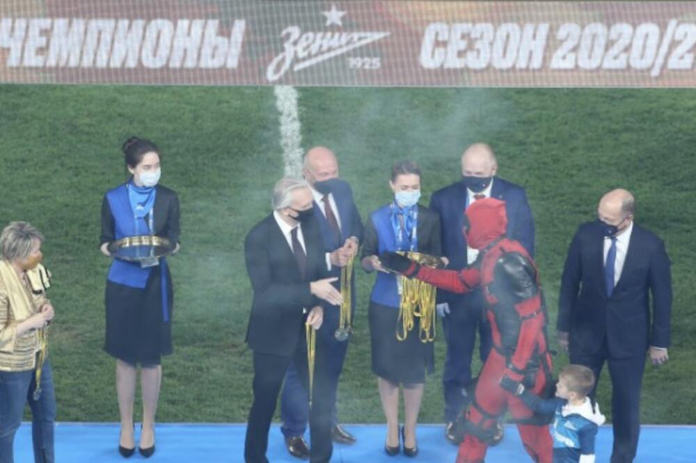 MARKU NIKOLIĆU PRESEO VASRKS: Zenit preslišao Lokomotivu, Dzuja odeven u Marvelovog junaka podigao pehar VIDEO