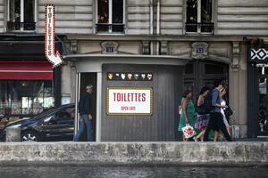 MUKE PARIŽANA Zbog zatvorenih kafića redovi ispred javnih toaleta sve veći: Ko ne može da čeka, snalazi se na drugi način