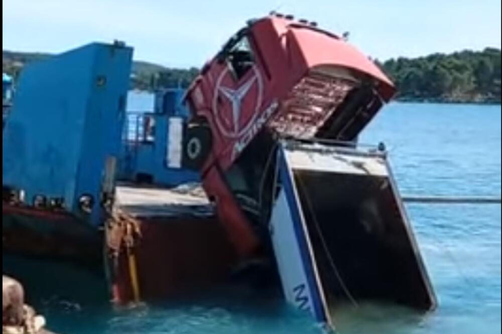 BIZARNA NESREĆA NA HVARU: Sa broda u more kamion pun asfalta VIDEO