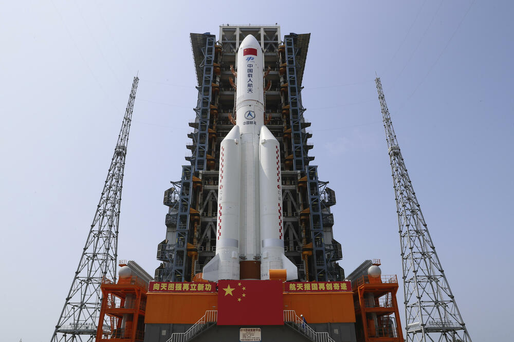 BEZ KONTROLE Kineska raketa teška 21 tonu pada na Zemlju! Strahuje se da će udariti na naseljeno mesto?!