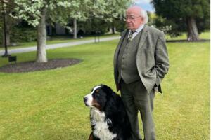 OSVOJIO NACIJU! Irski predsednik držao govor, a njegov pas na sve načine tražio pažnju! Pogledajte, snimak podiže raspoloženje
