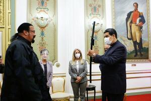 STIVEN SIGAL MADURU POKLONIO SAMURAJSKI MAČ: Pokazao nekoliko poteza, a onda je na redu bio lider Venecuele VIDEO