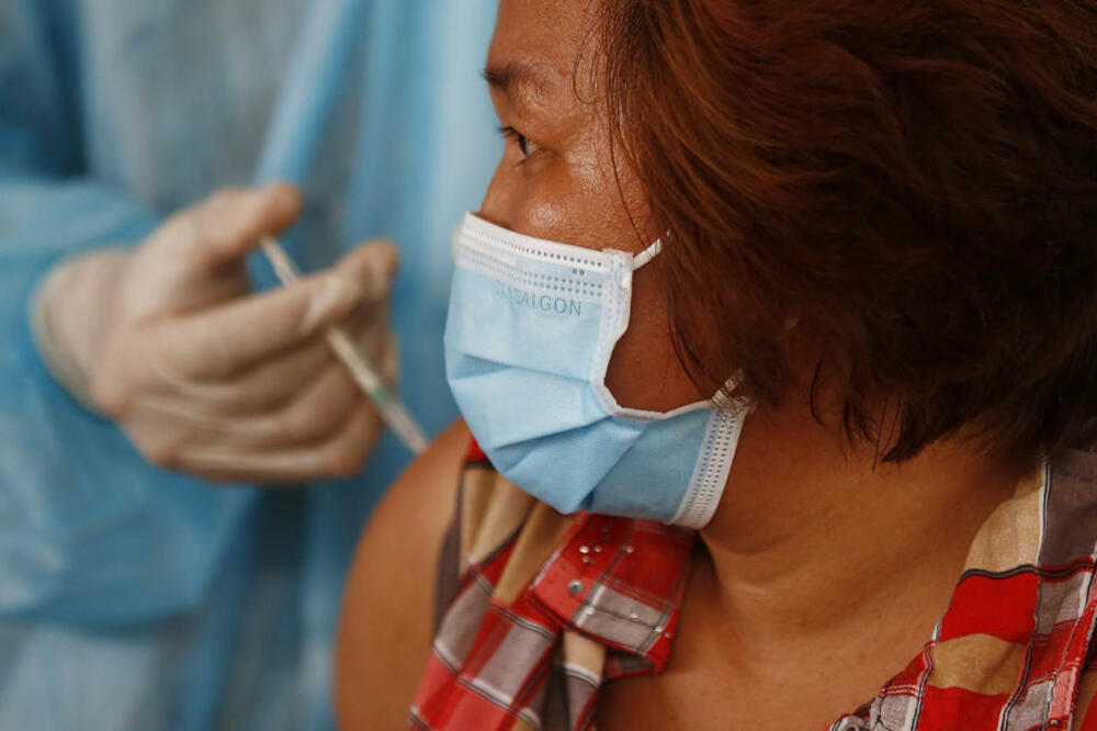NISAM ŽELEO DA SE VAKCINIŠEM ALI JE ONDA DOŠAO ŠARENI KOMBI: Kina daje poklone onima koji se vakcinišu