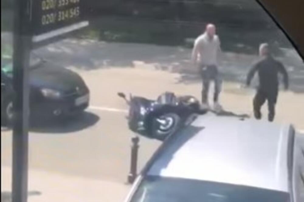OBIČNO ČUKANJE U PAZARU PRETVORILO SE U TUČU I KRVAVI PIR: Sudarili se auto i motor, pa motociklisti zario nož u grudi (VIDEO)