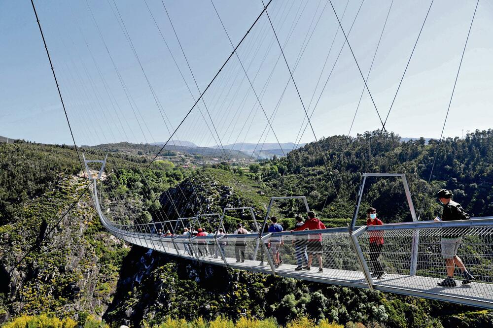SAMO ZA NAJHRABRIJE Otvoren najduži viseći pešački most na svetu! VIDEO