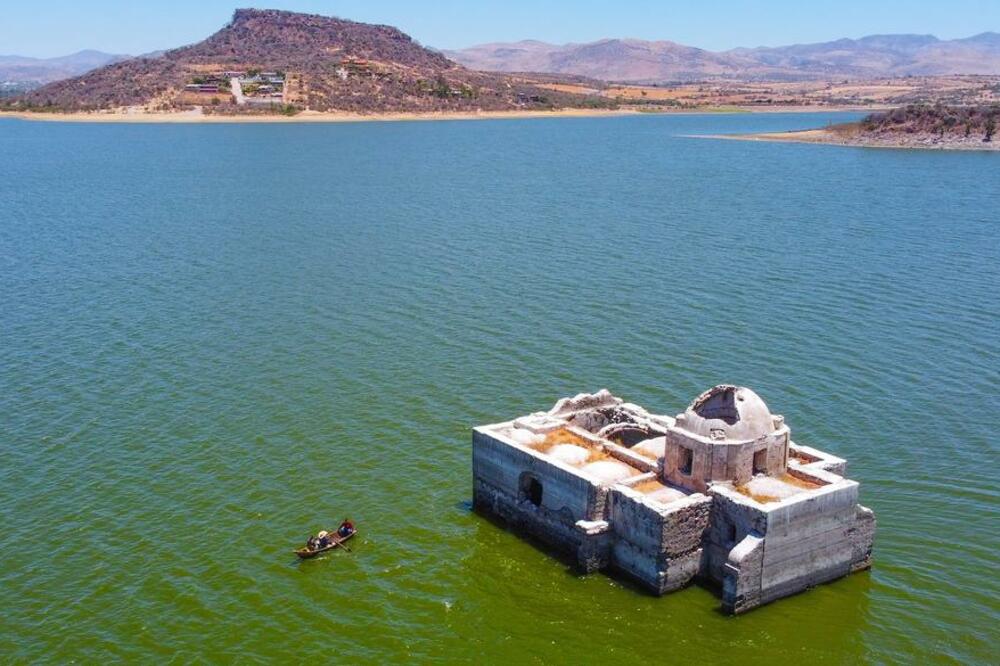 ČUDO U MEKSIKU: Davno potopljena Bogorodična crkva izronila iz jezera FOTO, VIDEO