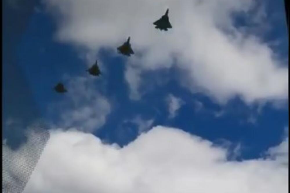 OVAJ ZVUK LEDI RUSKE NEPRIJATELJE: Evo kako zvuči moćni Su-57 u letu! Snimak je nastao na vežbi parade za Dan pobede 9. maja VIDEO