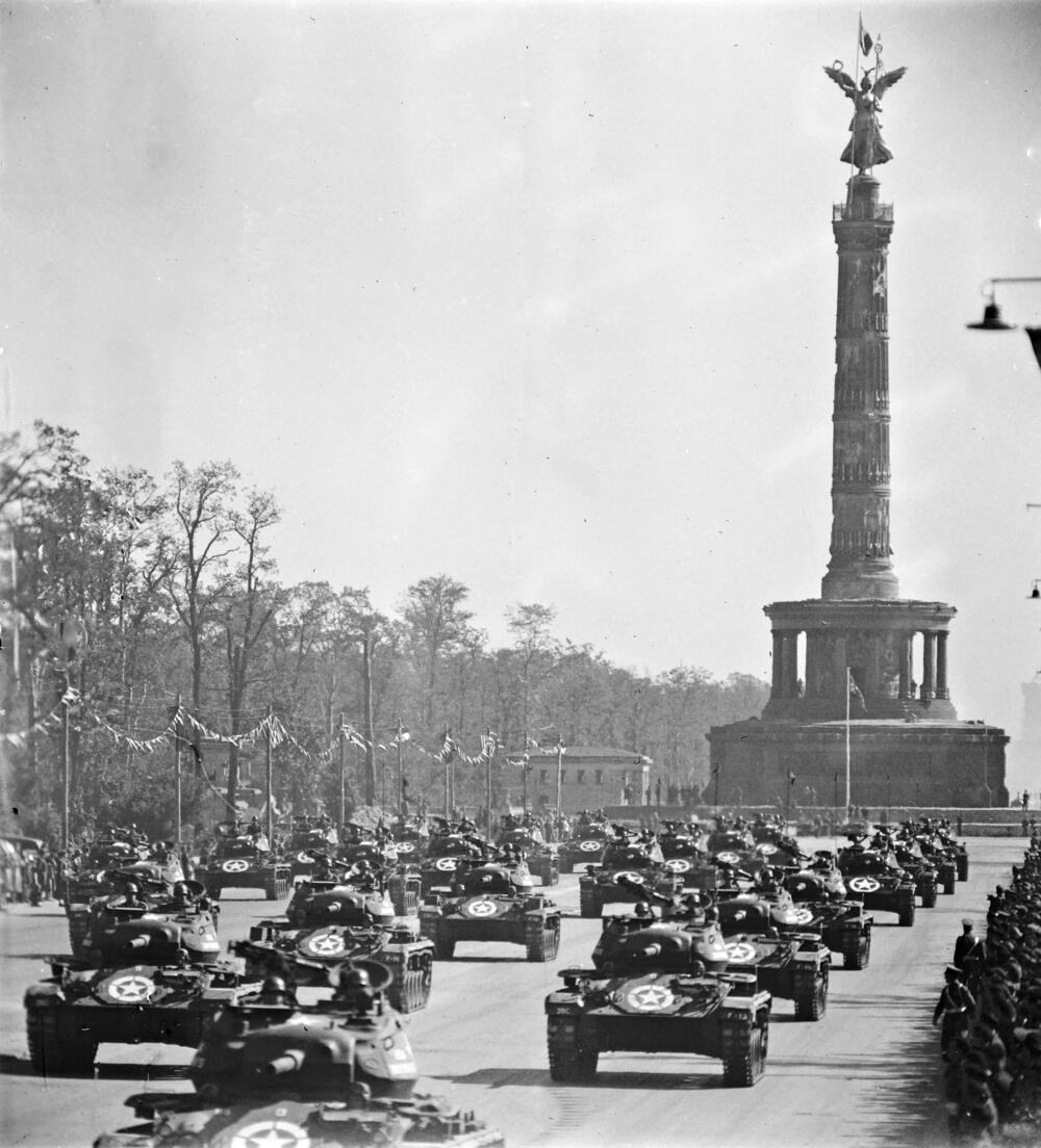 Linija razdvajanja  Američki i britanski tenkovi u zapadnom delu Berlina 1945.