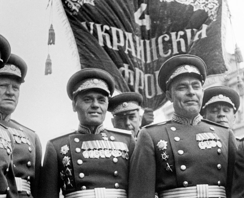 Prva parada Vrh Komunističke  partije na smotri 24. juna 1945. 