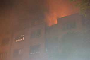 POŽAR U NIŠU: Izgorela dva stana, stanari evakuisani, 7 vatrogasnih vozila na terenu (FOTO)