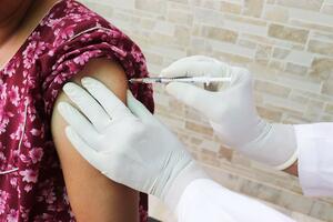 IMUNIZACIJA U KRAGUJEVCU: Podjednako interesovanje mladih i starih za vakcinu