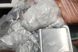 2 UHAPŠENA U NOVOM SADU: Policija im u stanu našla kokain, spid vagice i novac