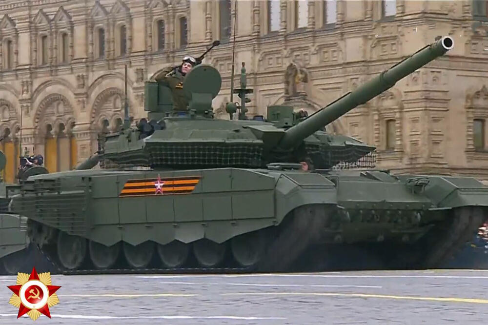 RUSKA VOJSKA GOMILA ORUŽJE NA GRANICI SA UKRAJINOM: Tenkovski vod od 6 tenkova T-90M uslikan u Belogorodskoj oblasti