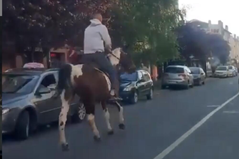 POGLEDAJTE NESVAKIDAŠNJI PRIZOR NA CERAKU: Zajahao konja pa krenuo do prodavnice (VIDEO)