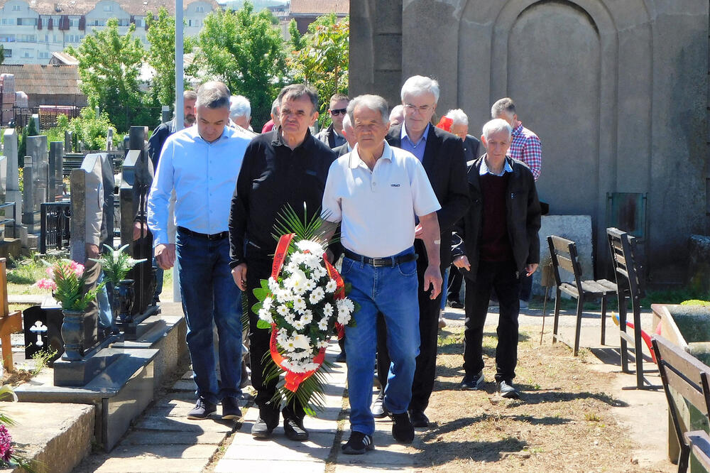 OBELEŽEN DAN POBEDE NAD FAŠIZMOM U LOZNICI: Gradski čelnici položili vence na Partizanskom groblju
