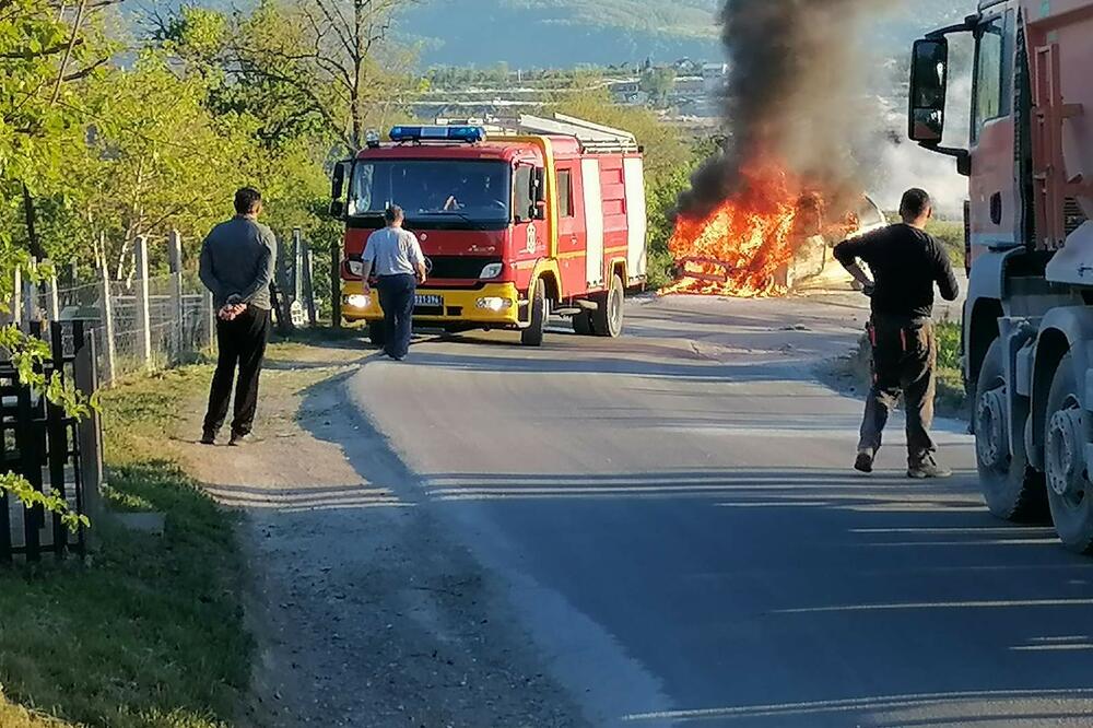 U SEKUNDI SE PRETVORIO U BUKTINJU: U Vranićima kod Čačka auto se zapalio tokom vožnje i potpuno izgoreo