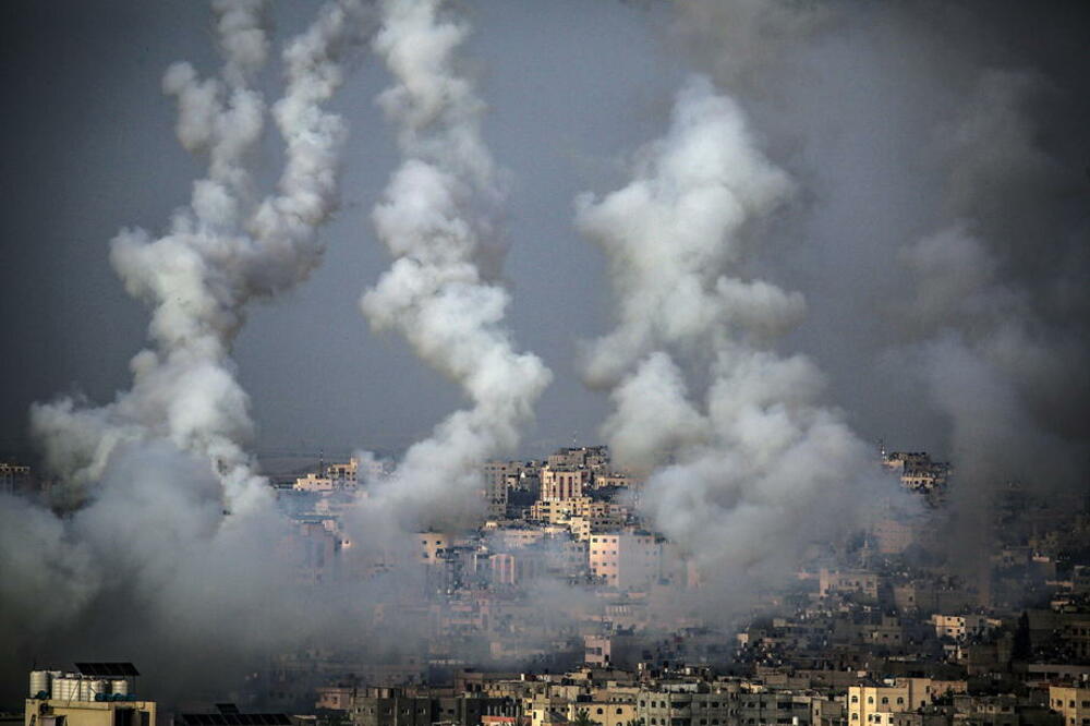 HAMAS TVRDI DA JE ISPALIO VIŠE OD 100 RAKETA I PRETI NOVIM NAPADIMA Izrael odgovara: Nastavićemo da bombardujemo Gazu!