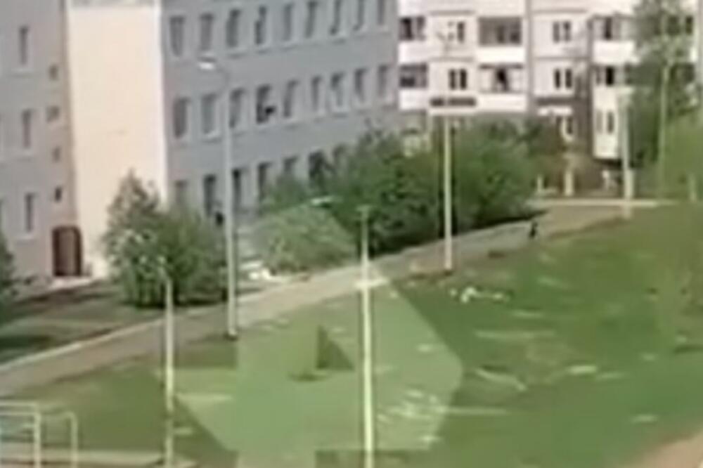 UZNEMIRUJUĆ VIDEO MASAKRA U ŠKOLI U RUSIJI: Deca bežala kroz prozor od tinejdžera ubica! Osmoro đaka i učitelj poginuli FOTO