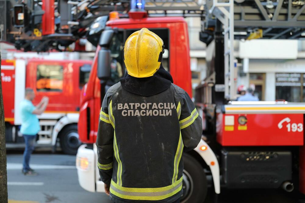 POŽAR U FABRICI U RUMI: Radnici otišli, vatrogasci i policija na licu mesta