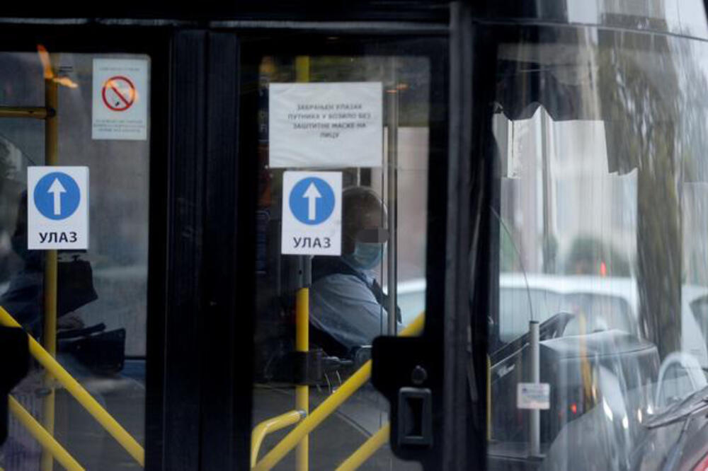 INCIDENT PRVE VEČERI NOĆNOG PREVOZA U BEOGRADU: Pijani pešak udario vozača u glavu pa nastavio da udara u autobus?!