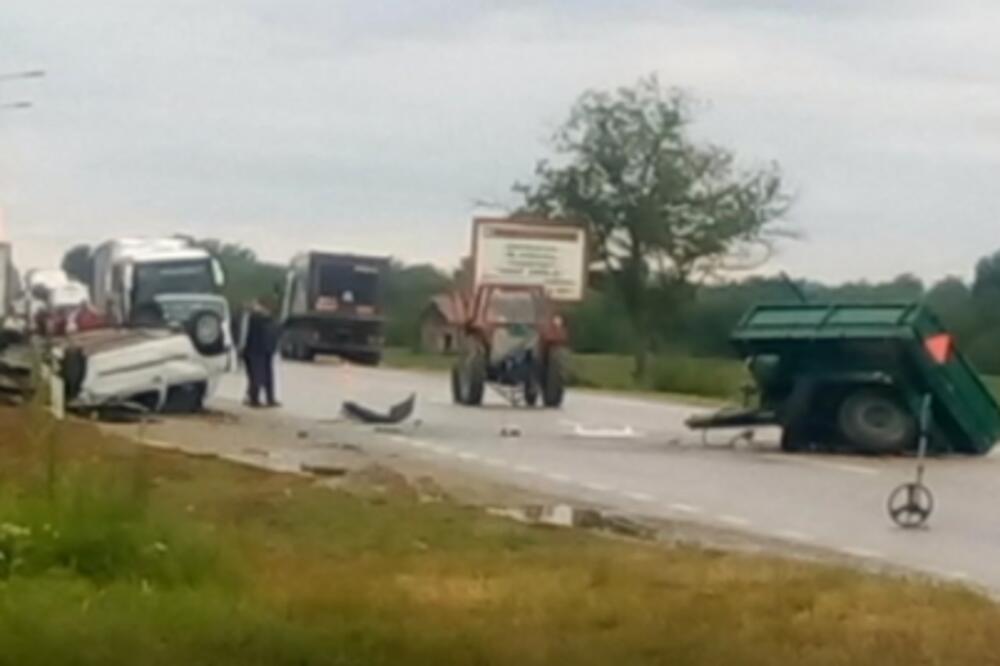 SAOBRAĆAJNA NEZGODA KOD POŽAREVCA: Sudar traktora i automobila, dvoje povređeno