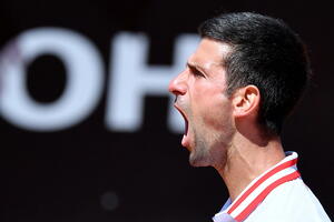 ĐOKOVIĆ NAPRAVIO SPEKTAKULARAN PREOKRET Novak posle prekida izbacio Cicipasa, večeras protiv Sonega za finale