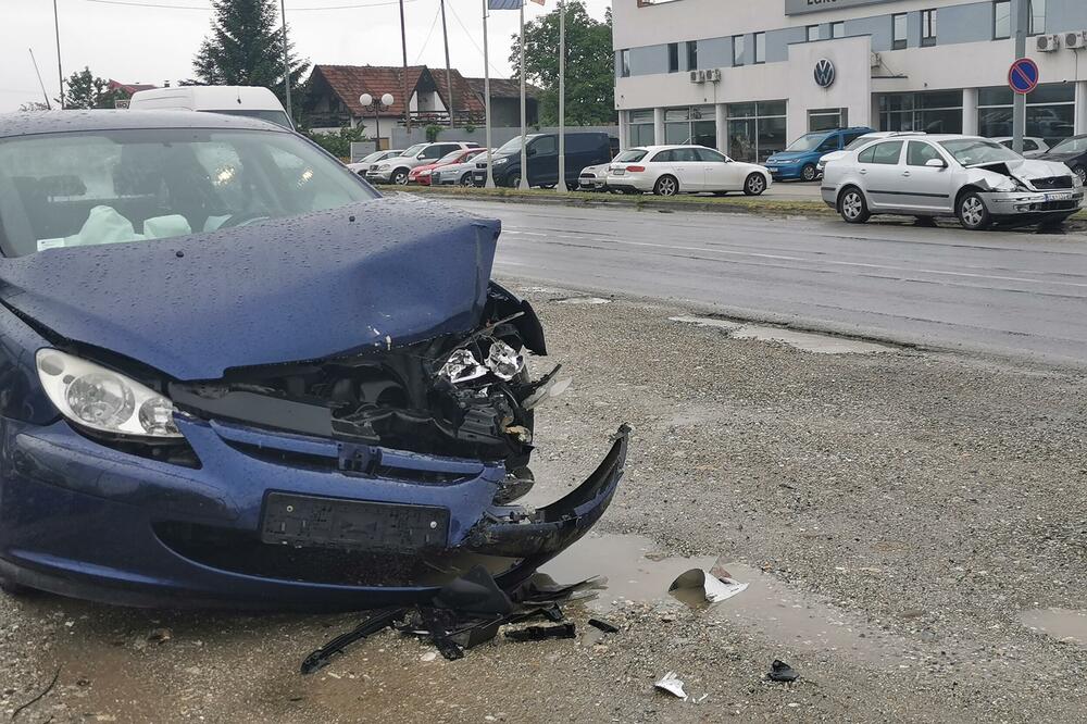 LANČANI SUDAR KOD ČAČKA: U udesu učestvovala tri vozila, povređeno 4 (FOTO)