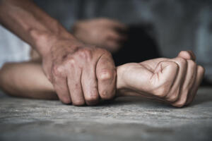 HOROR U PIROTU, STARAC SILOVAO DEVOJČICU: Muškarac (68) uhapšen zbog napastvovanja desetogodišnje sugrađanke