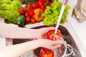 NE JEDITE OTROV: Pogledajte zašto je važno da DOBRO operete voće i povrće!