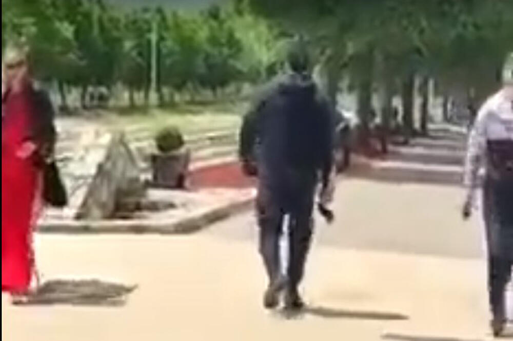 FILMSKE SCENE U NOVOM PAZARU: Nakon pucnjave čovek šeta sa sekirom u rukama i baca oružje! (VIDEO)