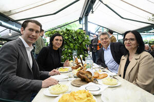 KURC MORA OTIĆI: Austrijskom kancelaru preseo ručak sa prijateljima! Gosti mu jasno rekli šta misle!