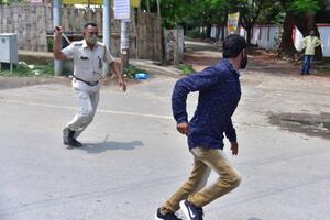 SEVAJU MOTKE KAD KAZNE NE PALE: Policija u Indiji PALICAMA juri one koji krše zabranu kretanja, dok korona kosi živote! FOTO