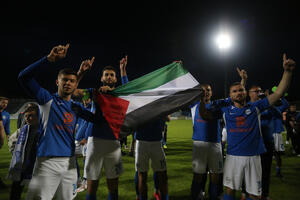 POSLALI PORUKU Fudbaleri Novog Pazara slavili opstanak sa zastavom Palestine! FOTO