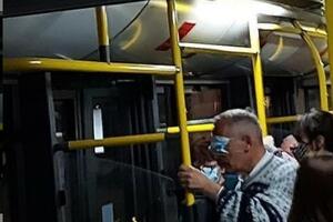KAD SE MASKA STAVI NA OČI, VIRUS TE NE VIDI: Top fotka iz autobusa na liniji 56! (FOTO)