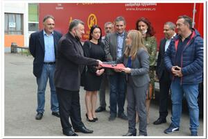 OPREMA ZA BUDUĆE VOZAĆE MOTORNIH VOZILA: Grad Kruševac donirao kamion Prvoj tehničkoj školi