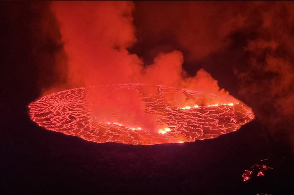 NEVEROVATNI SNIMCI VULKANA U KONGU: Lava stigla do aerodroma, narod evakuisan! Balkanski avanturista bio na krateru uoči erupcije!