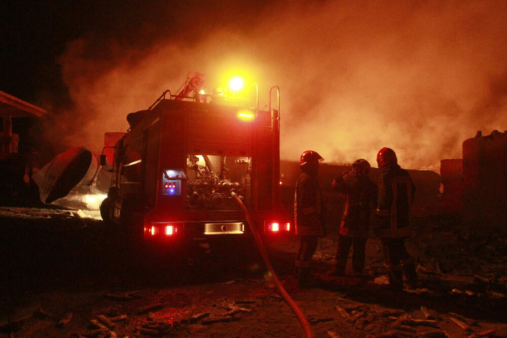 VELIKI POŽAR KOD ŠIBENIKA: Gori trava i nisko rastinje, gase ga kanaderi i 70 vatrogasaca