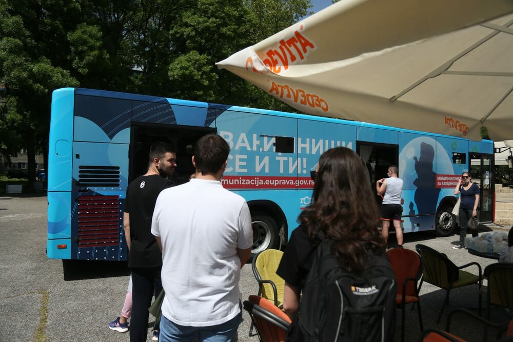 vakcinacija, studenti, Novi Beograd, moblini vakcinalni punkt, autobus