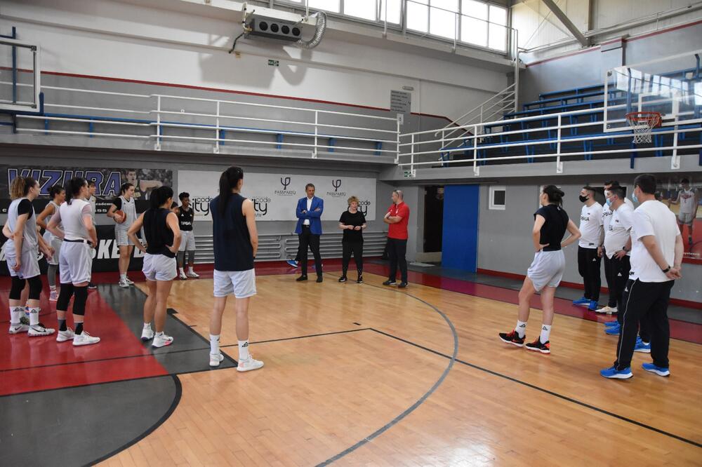 POSETA: Delegacija Olimpijskog komiteta Srbije obišla žensku košarkašku reprezentaciju