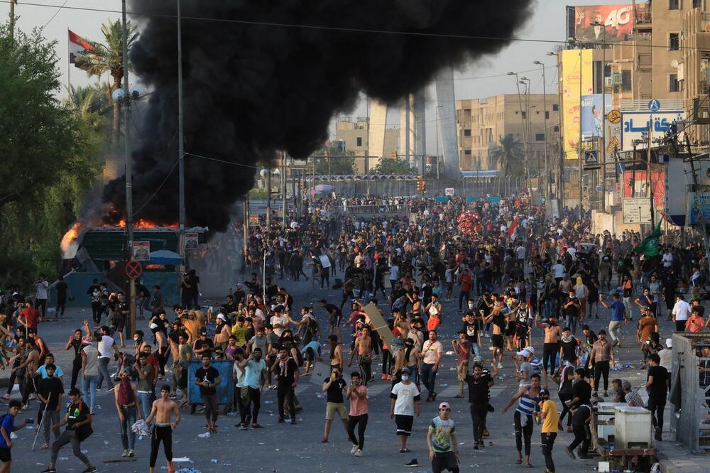BOJEVOM MUNICIJOM NA DEMONSTRANTE: Krvavi protesti u Bagdadu, ima mrtvih! Lete kamenice i suzavac! VIDEO