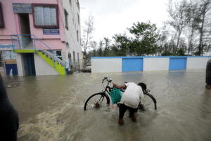 BROJE SE MRTVI Preko milion evakuisanih pred naletom ciklona