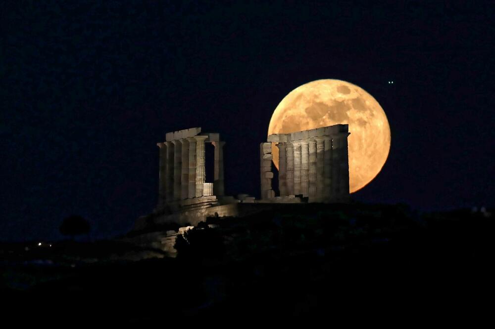 super mesec, Atina