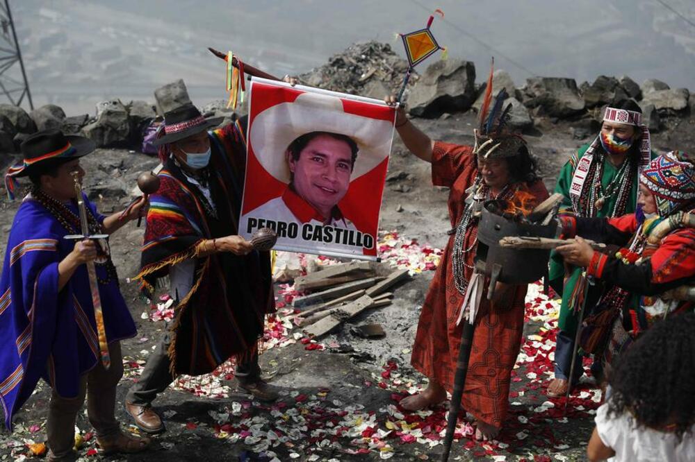 POSLE DUGE BORBE OKO REZULTATA radikalni levičar Pedro Kastiljo proglašen za predsednika Perua