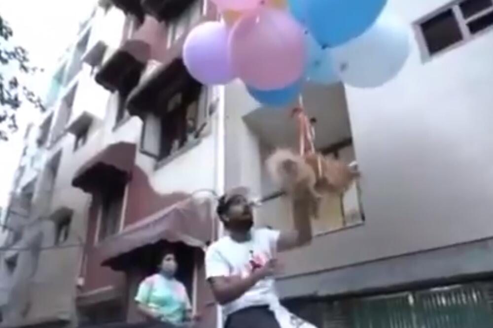 KAO POČETAK LOŠEG VICA: Jutjuber učio psa da leti, vezao mu balone za ogrlicu i bacio u vazduh VIDEO