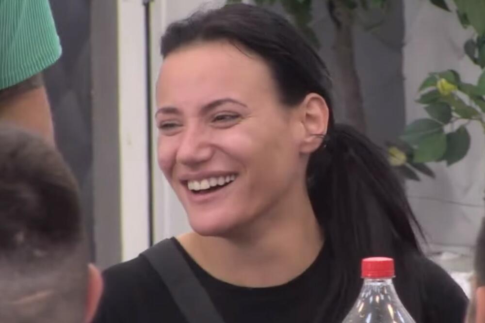 KRISTINA POTONULA OD BLAMA, SVA SE ZACRVENELA: Kristijan ispričao detalje njihove BEZOBRAZNE akcije, evo šta najviše VOLI! (VIDEO)