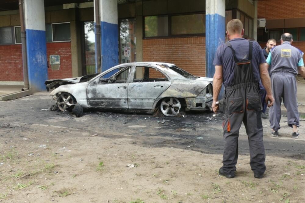 STANARE IZ SNA PROBUDILA EKSPLOZIJA: Mercedes izgoreo u gluvo doba noći ispod stambene zgrade u Kikindi